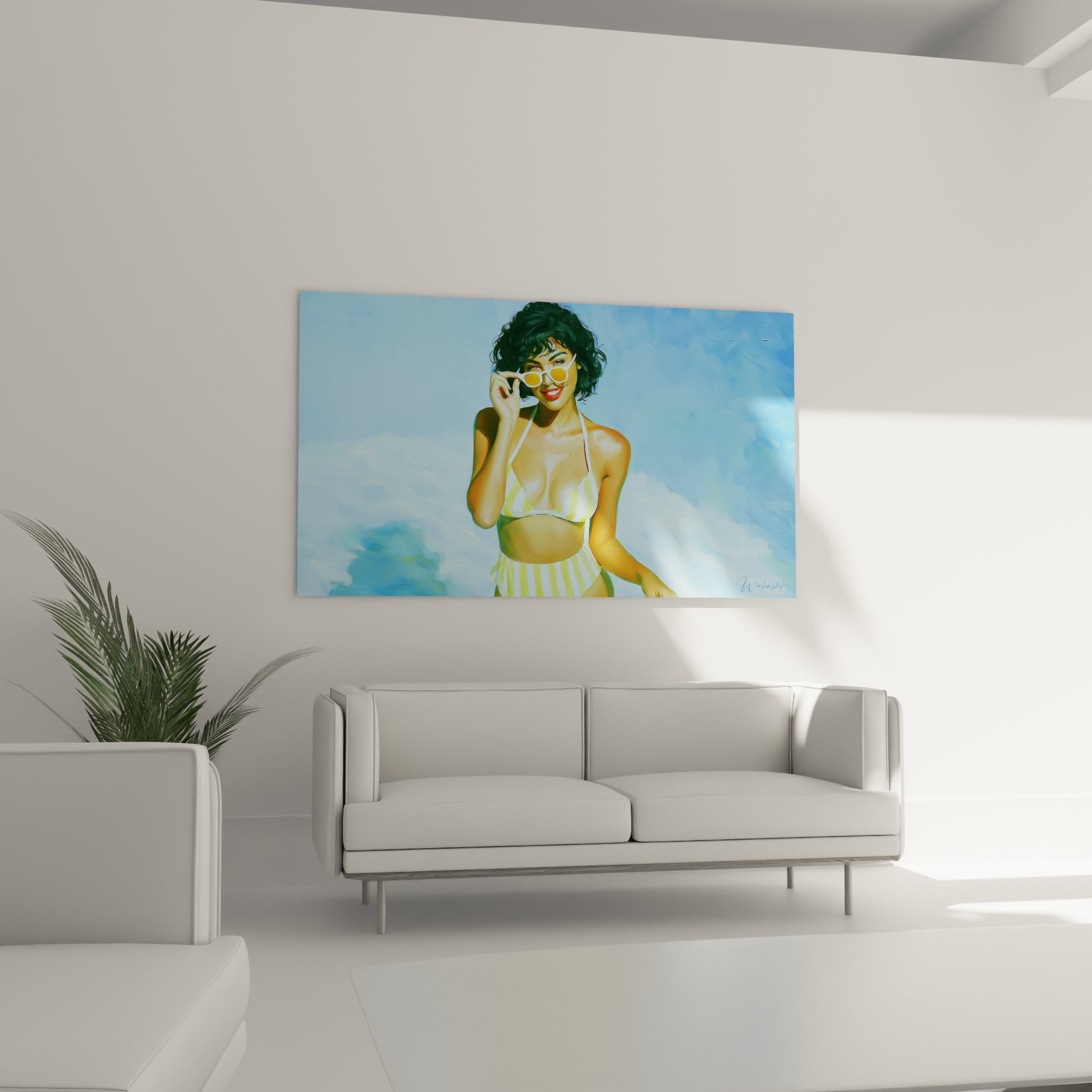 Sourire complice et bikini rayé jaune se détachent sur fond bleu azur, au-dessus d'un canapé dans un salon lumineux