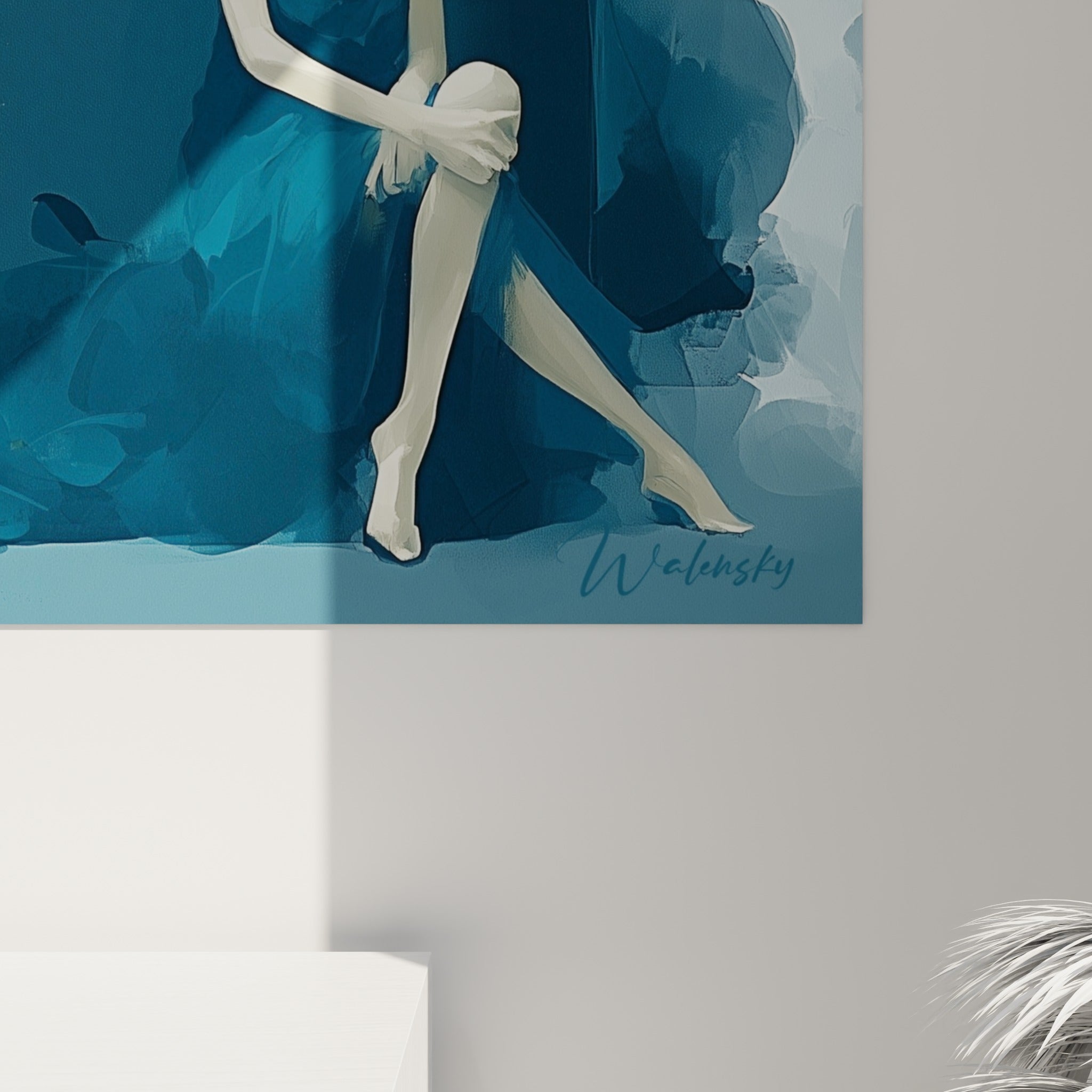 Coulures dorées et empâtements bleu marine visibles de près, matière fluide façon aquarelle numérique