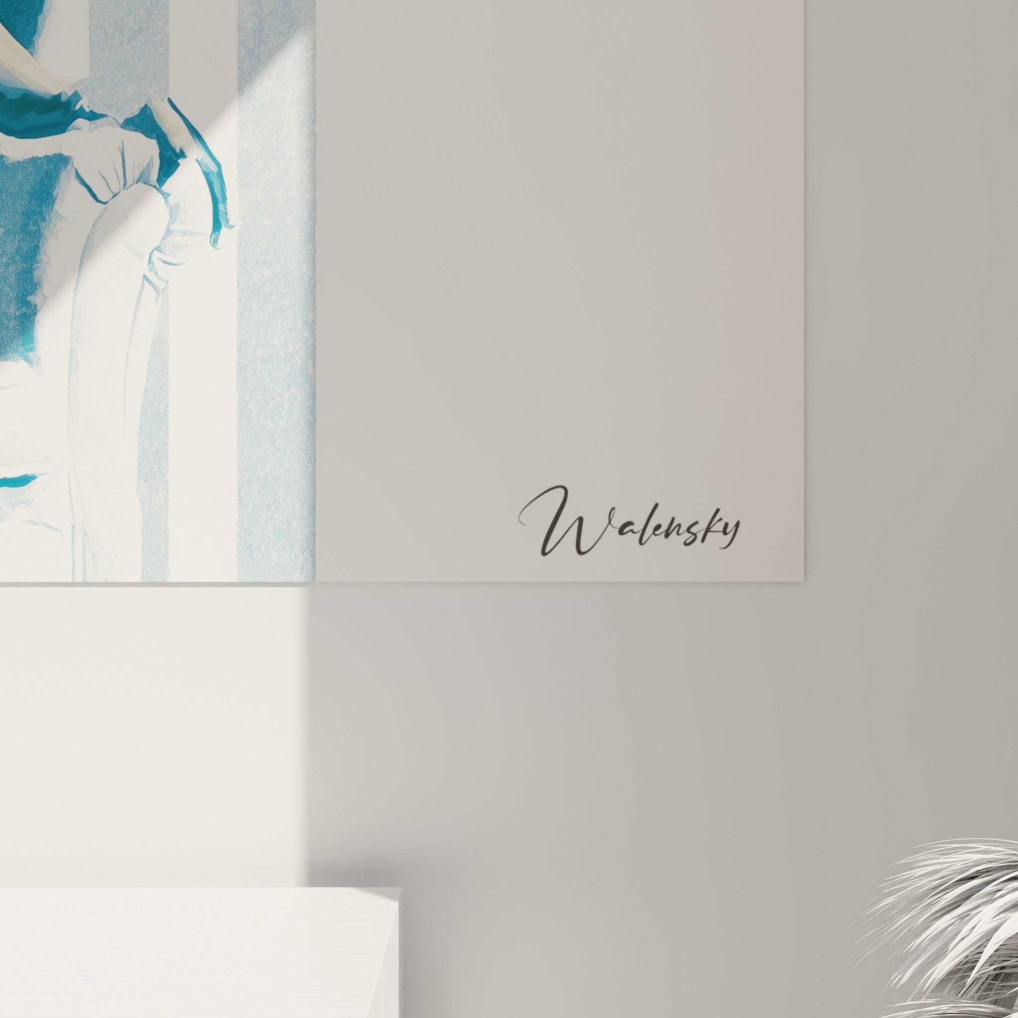 Grain pictural bleu marine et jaune moutarde, coulures fines sur le tissu de la robe et le fauteuil crème