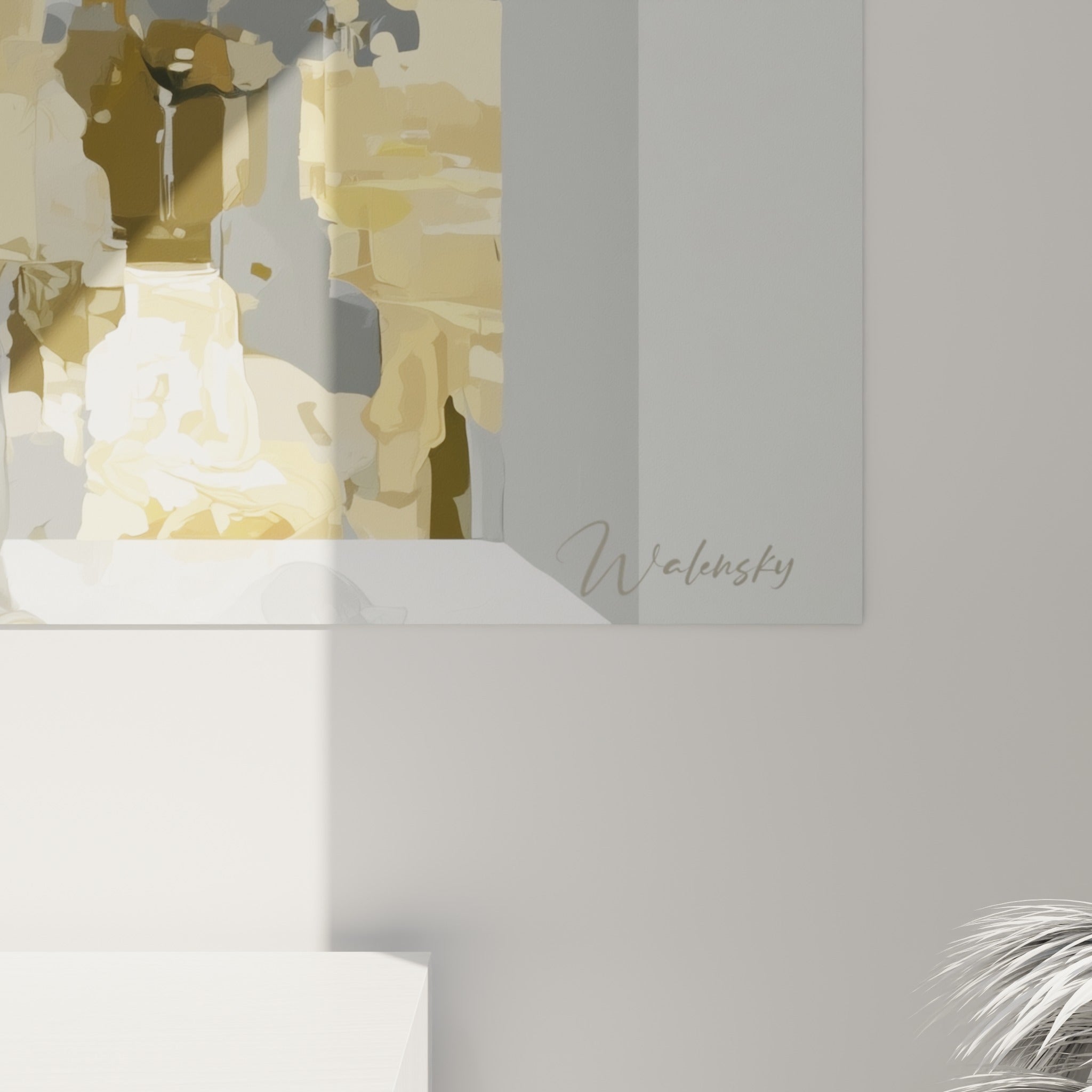 Empâtements dorés et gris se mêlant en coulures picturales sur la toile accrochée au mur