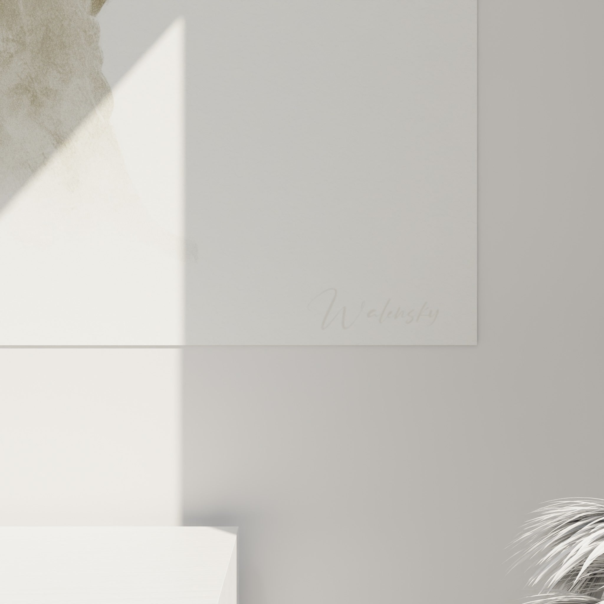Grain estompé et coulures dorées de la silhouette translucide, contraste avec le noir dense du tissu voisin