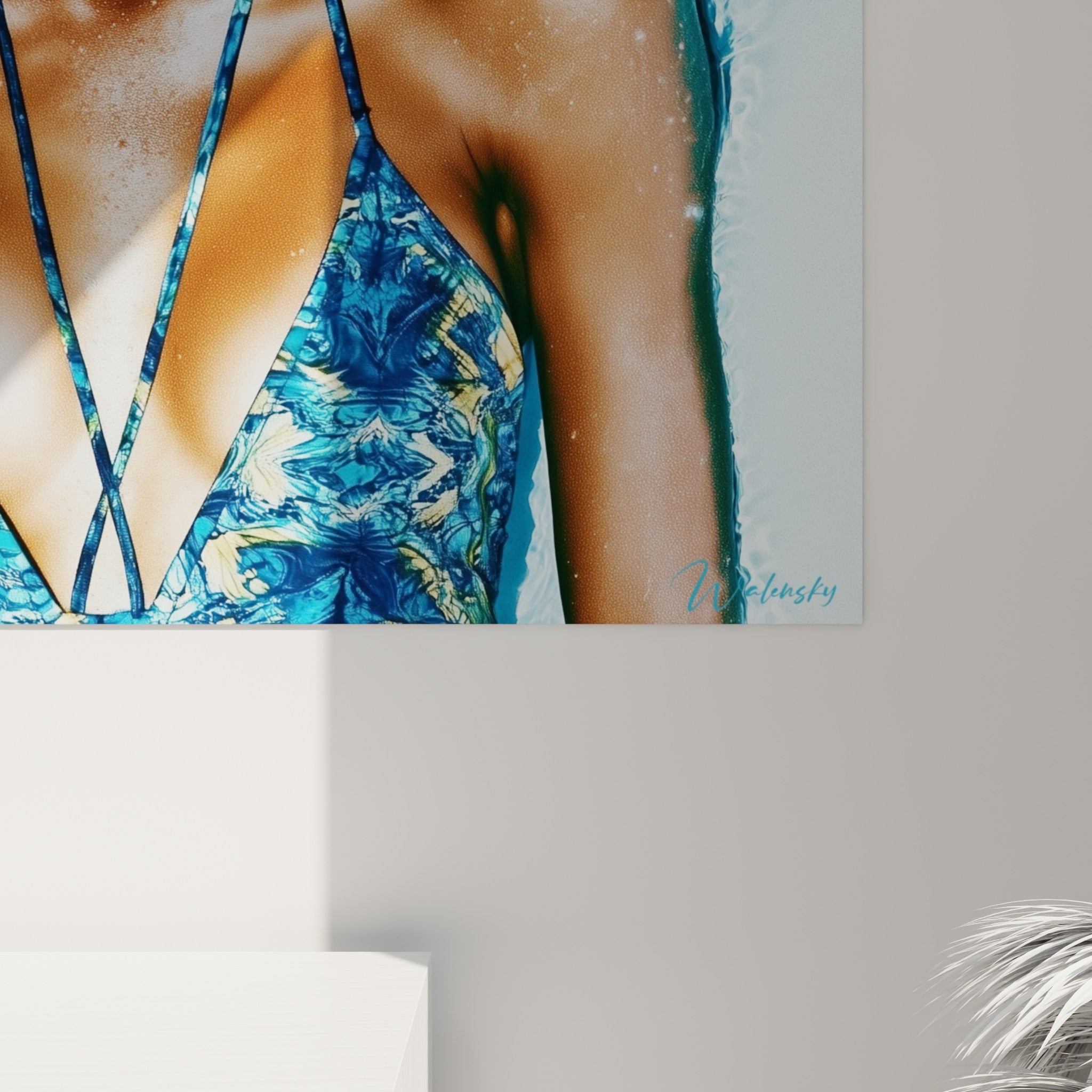 Grain de peau perlé d'eau, reflets dorés des boucles d'oreilles et texture turquoise de l'eau en gros plan