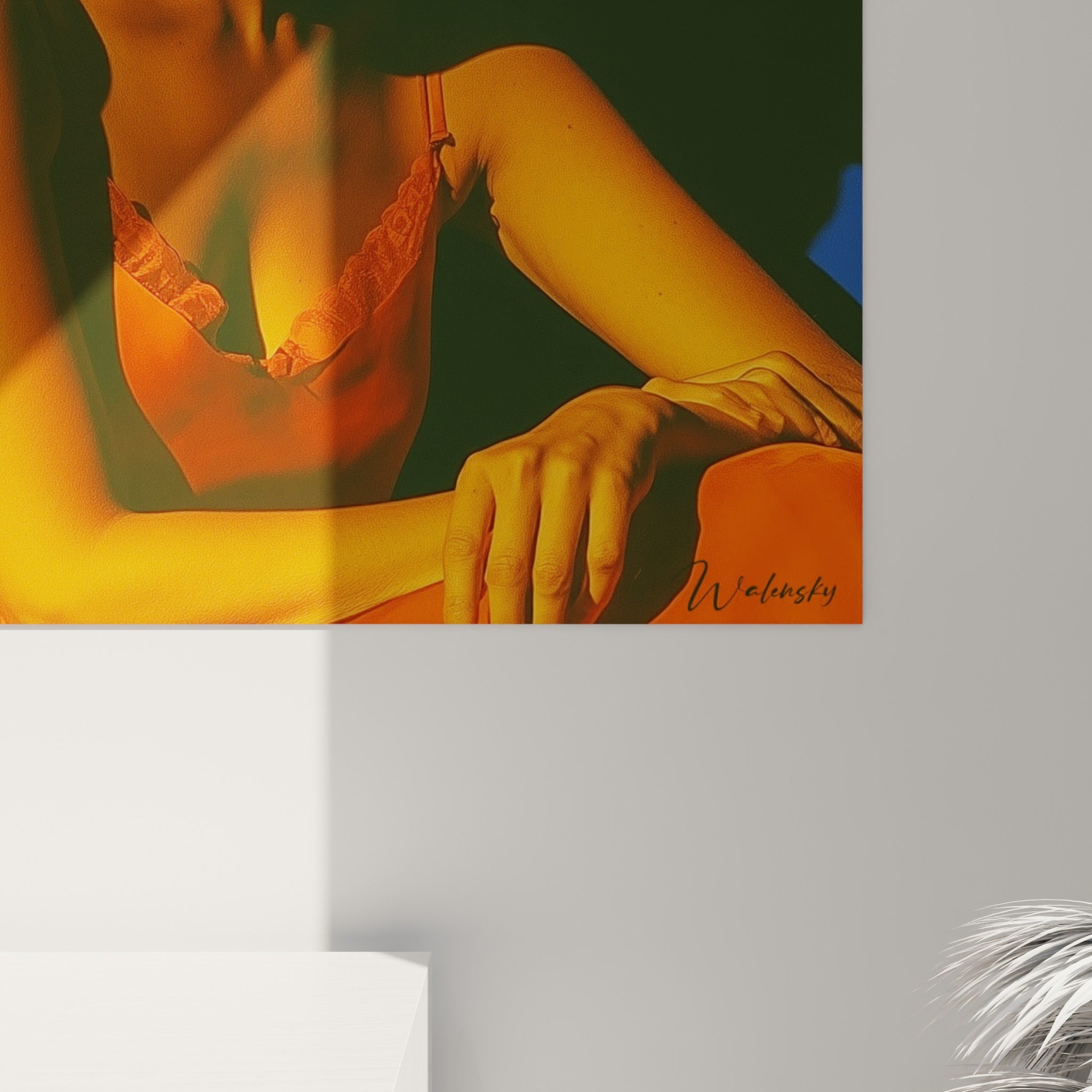 Empâtements lumineux où l'orange doré de la peau se fond dans le bleu profond du décor, matière brillante et texturée