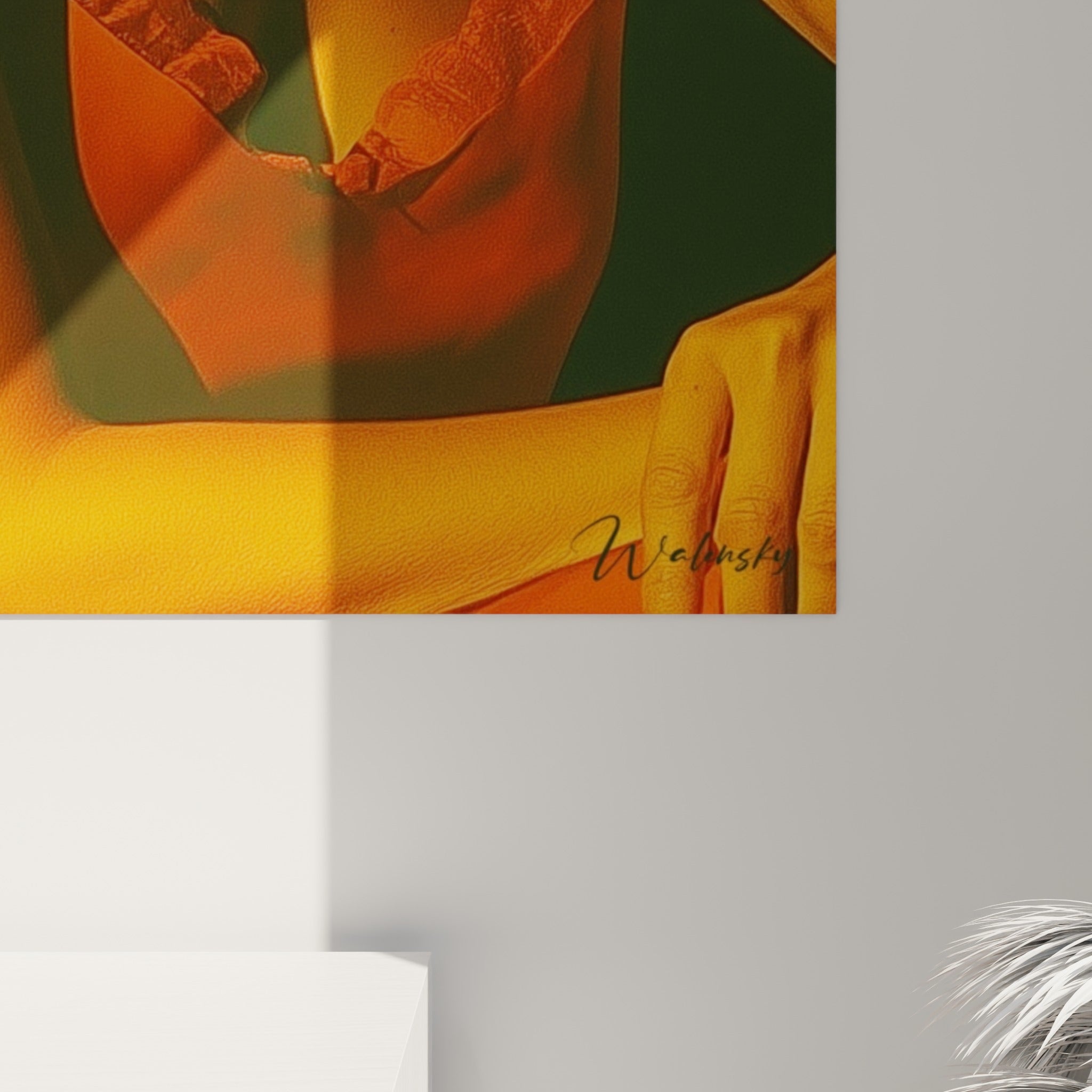 Grain de la peinture révélant les nuances orange brûlé et bleu marine qui se fondent sur la toile brillante