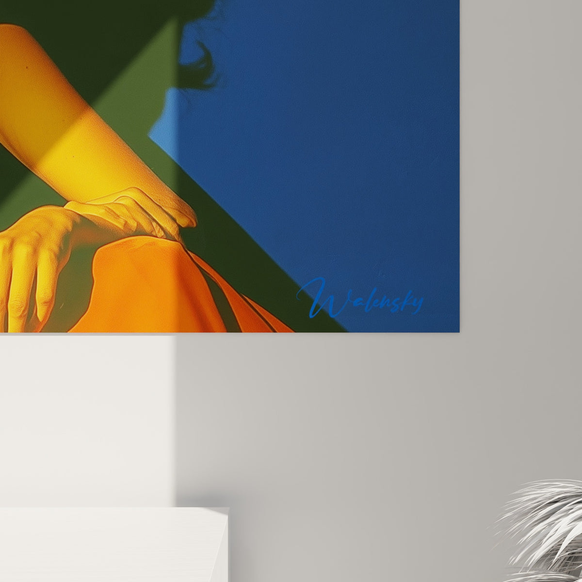 Grain de l'impression visible sur la peau dorée et le tissu orange, contraste net avec le bleu marine environnant