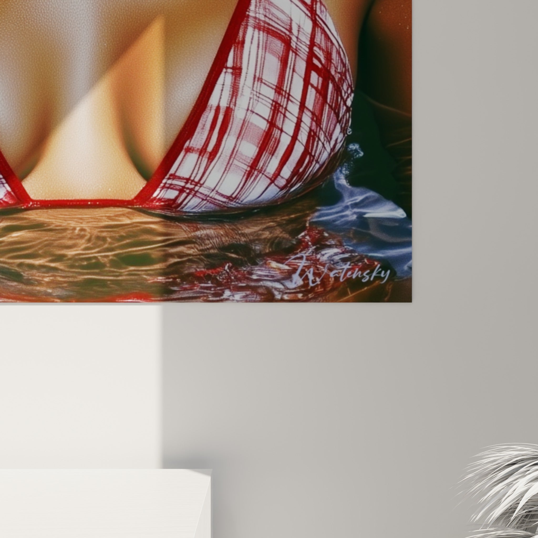Détail du grain de peau doré et de la trame tressée du chapeau blanc, reflets rouges sur la toile accrochée