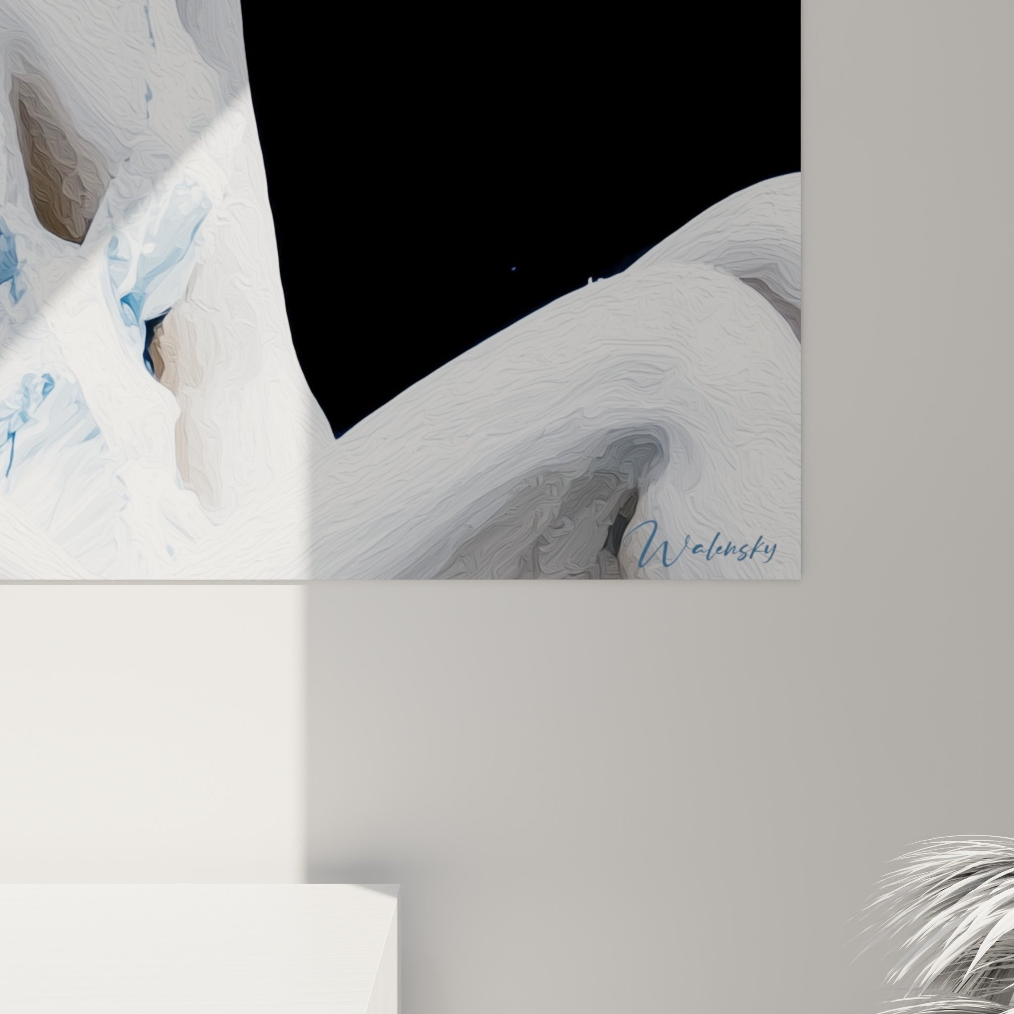 Empâtements texturés blanc laiteux et bleu marine, grain épais de la peinture, coulures sur peau et tissu