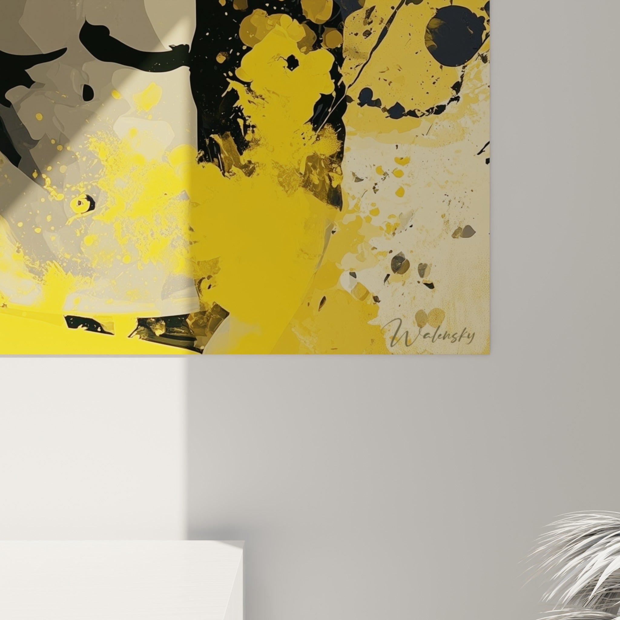 Éclaboussures de peinture jaune doré et noire, empâtements et coulures visibles sur la toile accrochée