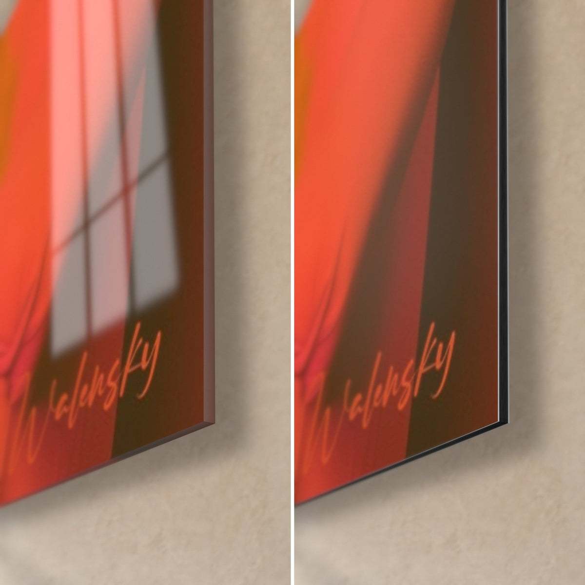 Schilderij vrouw in satijnen nachthemd, rechtsonder: glanzend acrylglas met reflecties links, mat oranje Dibond rechts