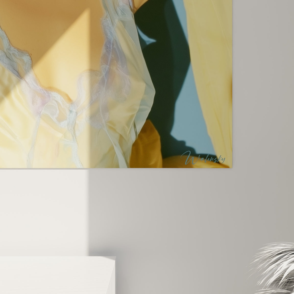 Grain de l'impression révélant la texture soyeuse dorée et les reflets bleu pastel du vêtement