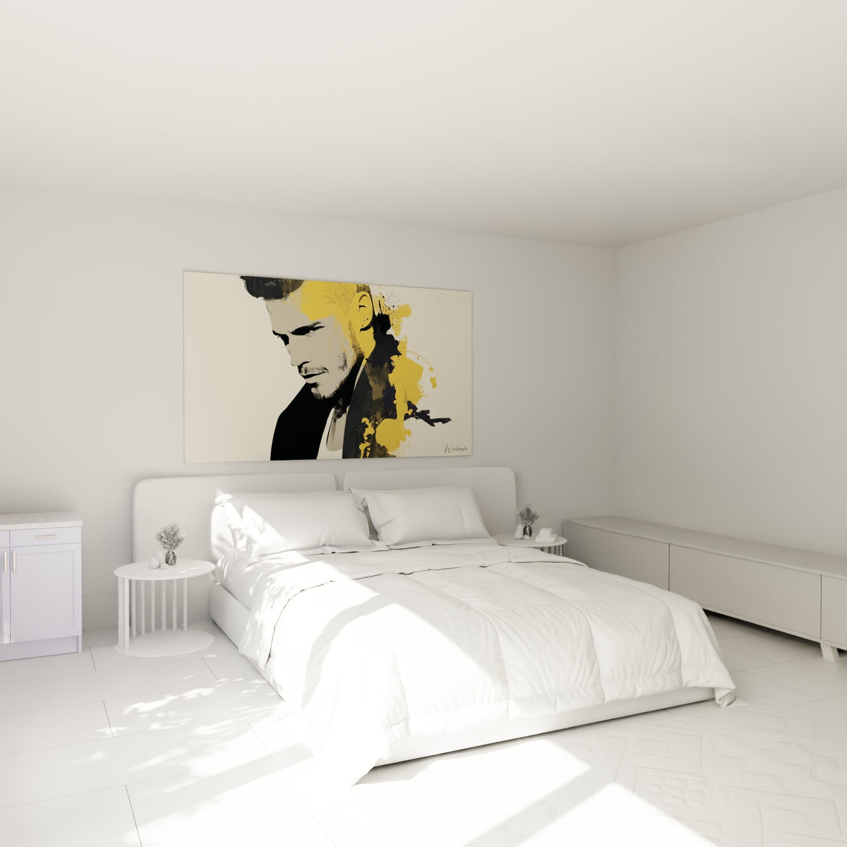 Visage masculin aux tons anthracite et dorés, veste sombre, au-dessus d'un lit dans une chambre claire
