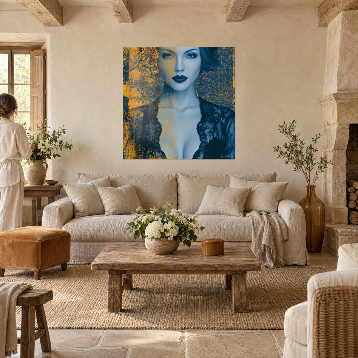 Quadro ritratto di donna con labbra blu notte, mezzo viso giallo senape, pizzo nero, sopra un divano in un soggiorno luminoso