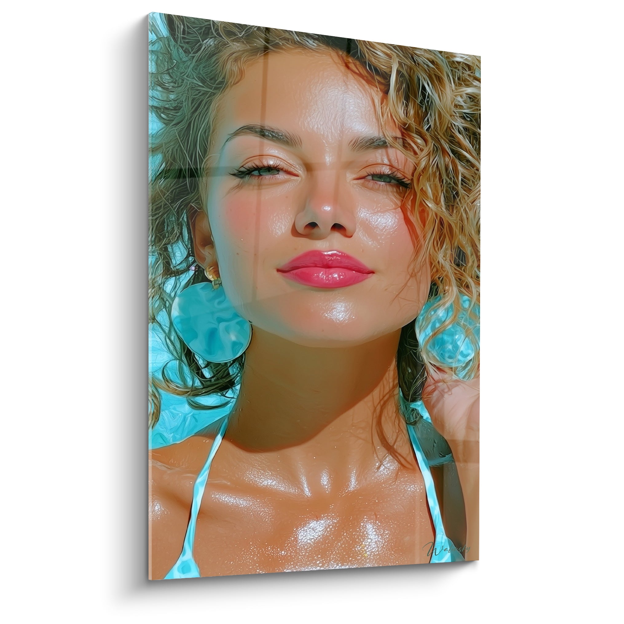 Femme sexy au teint doré et bouche rose, boucles d'oreilles turquoise, yeux mi-clos face à la lumière