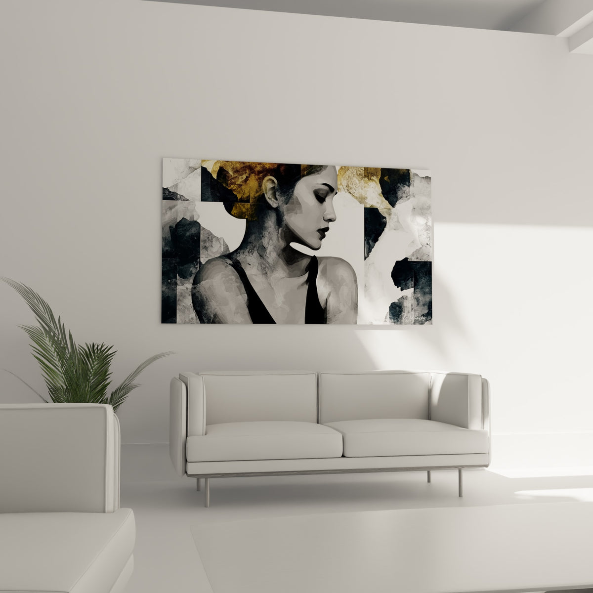 Visage féminin sculpté en gris et or, suspendu au-dessus d'un canapé dans un salon lumineux