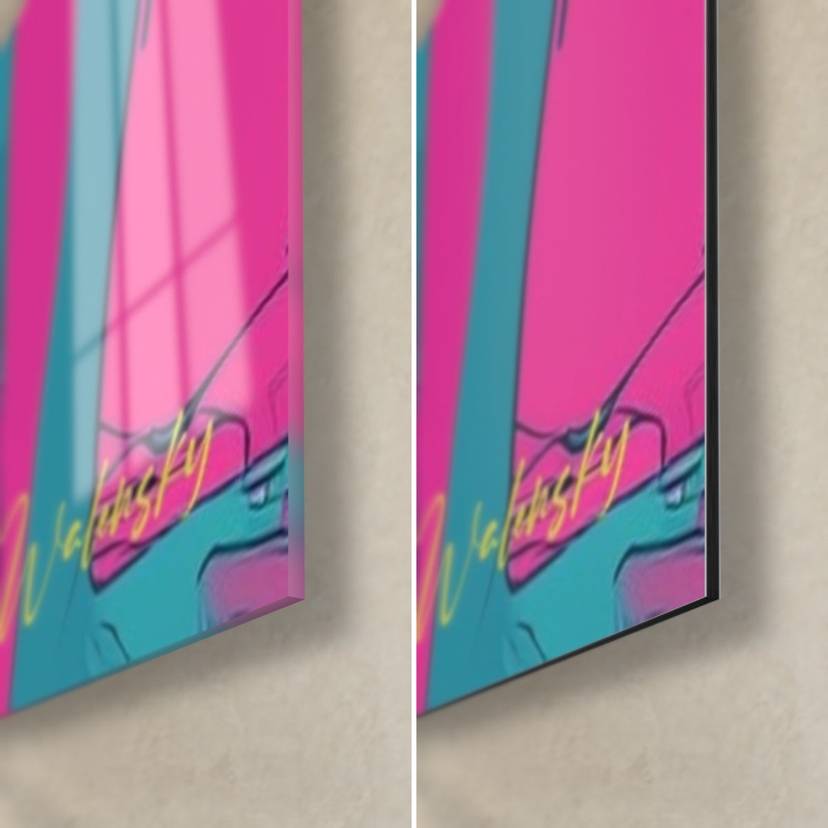 Quadro pin-up in body giallo, angolo in basso a destra: firma dorata su campiture rosa e turchesi, vetro lucido e Dibond opaco
