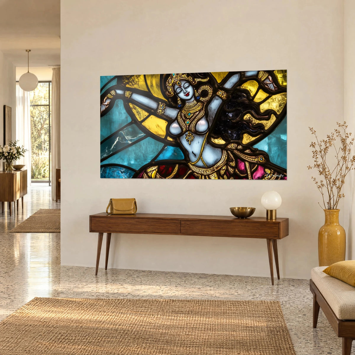 Tableau divinité hindoue en vitrail, peau bleutée, cheveux noirs ondulés, verre jaune ambré et turquoise, sur un mur beige, console en bois