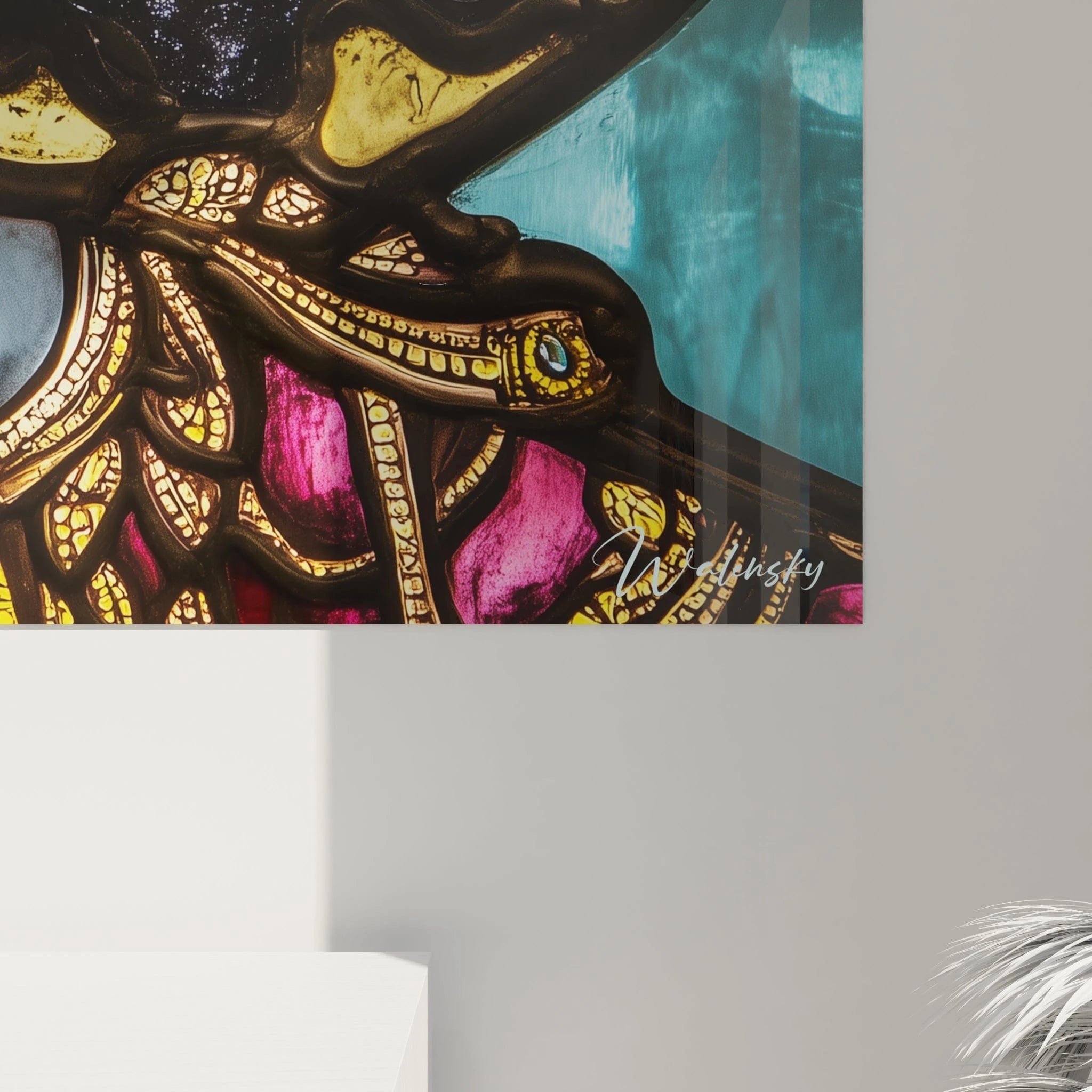 Un tableau vitraux divinité dansante aux teintes bleues, or et rouge, montrant une figure féminine ornée de bijoux élaborés, yeux clos paisibles, avec sections géométriques de verre coloré créant une mosaïque lumineuse et spirituelle.
