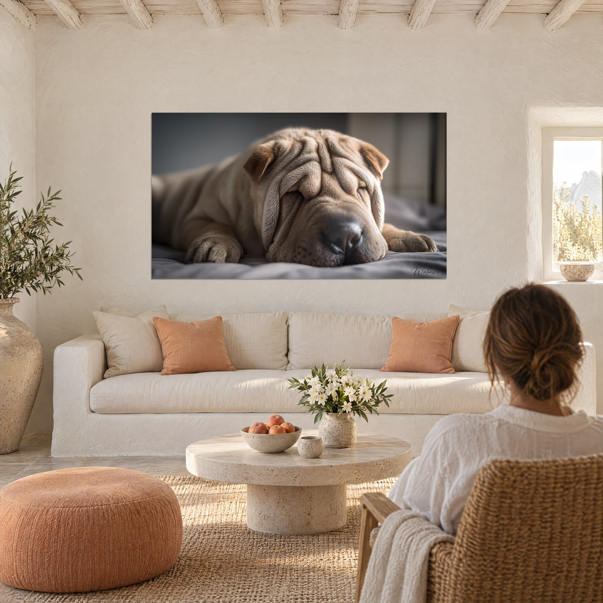 Cuadro de shar-pei dormido, hocico gris sobre una manta, arrugas arena y ocre, frente a una mujer de espaldas sobre un sofá en un salón luminoso