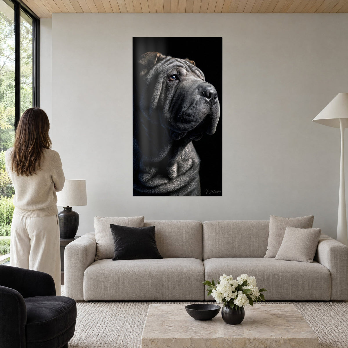 Πίνακας shar-pei με σκούρες γκρι πτυχές, κεχρινό μάτι στραμμένο προς το φως, μαύρο φόντο, πάνω από καναπέ σε φωτεινό σαλόνι