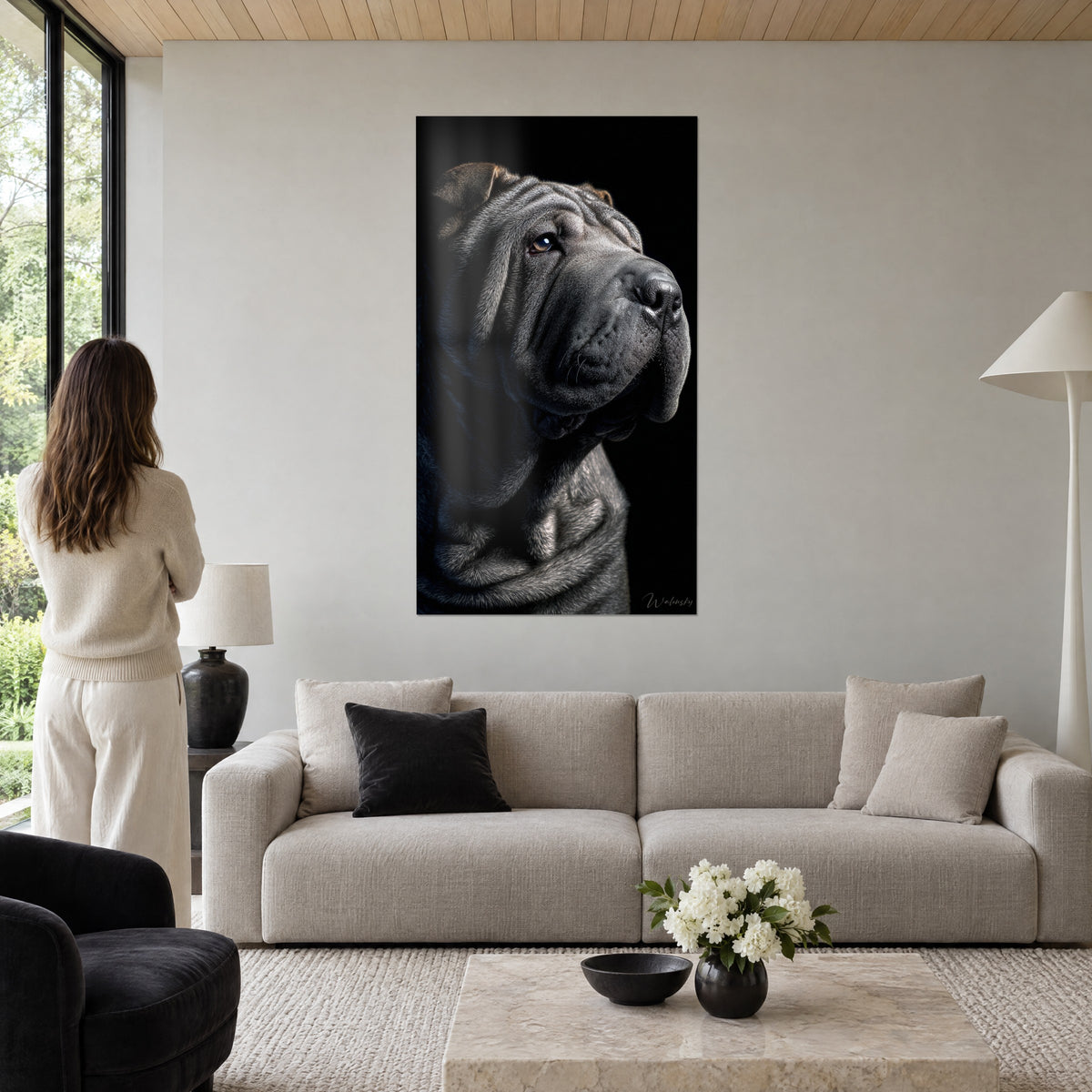 Quadro shar-pei con pieghe grigio ardesia, occhio ambrato sollevato verso la luce, sfondo nero, sopra un divano in un soggiorno luminoso