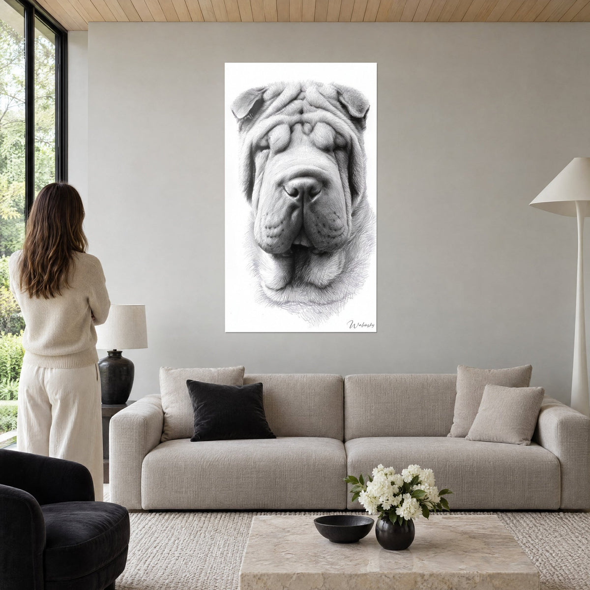 Cuadro de un Shar Pei con los párpados cerrados, dibujo a lápiz negro y gris sobre fondo blanco, encima de un sofá en un salón luminoso
