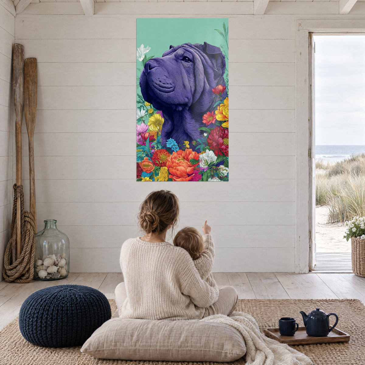Quadro di shar pei viola con lo sguardo rivolto verso l'alto, bouquet rosso e giallo, parete bianca, finestra aperta sulle dune