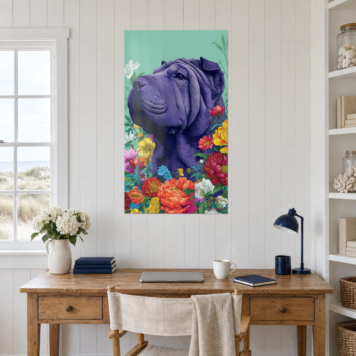Quadro di cane dalle orecchie cadenti lilla, fiori blu e arancioni, sfondo verde acqua, sopra una scrivania in legno chiaro