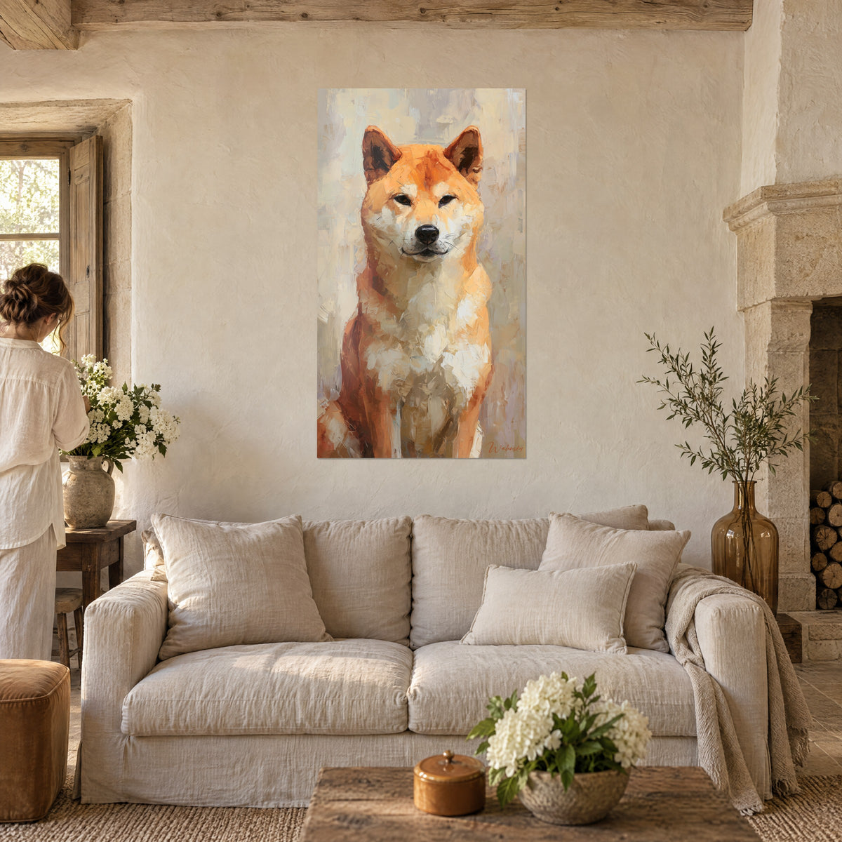 Πίνακας Shiba Inu με κόκκινη και κρεμ γούνα, πινελιές με ώχρα, ήρεμο βλέμμα, πάνω από καναπέ σε φωτεινό σαλόνι
