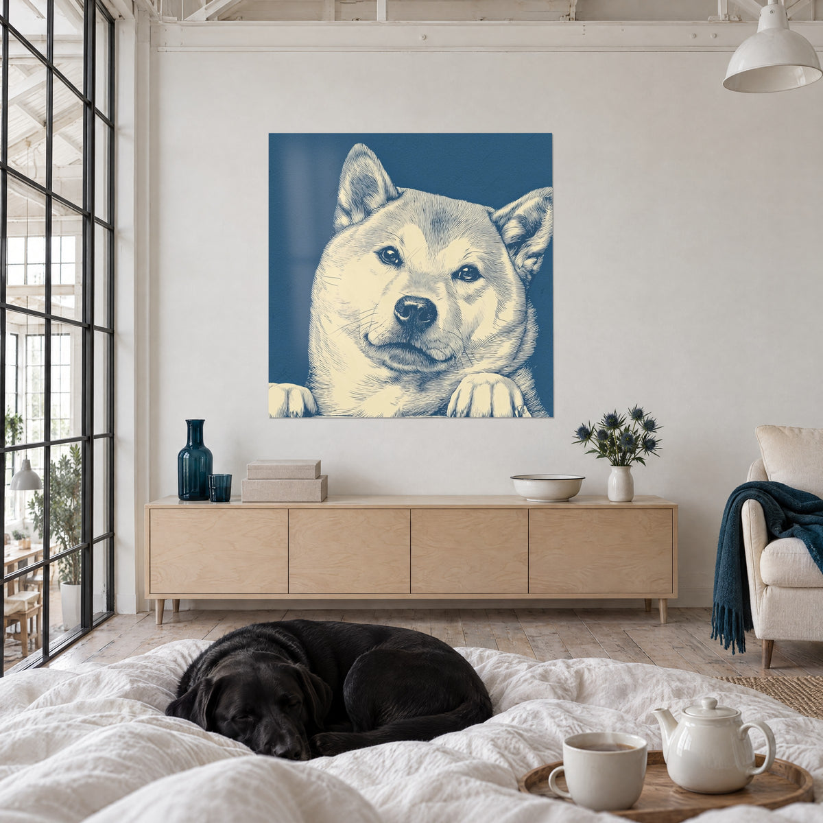 Πίνακας Shiba Inu με κρεμ γραμμοσκιασμένο τρίχωμα σε μπλε φόντο, μαύρος Λαμπραντόρ ξαπλωμένος σε λευκό κρεβάτι, πάνω από κρεβάτι σε φωτεινή κρεβατοκάμαρα