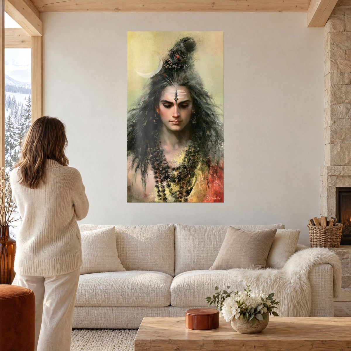 Tableau portrait de Shiva aux longs cheveux gris, croissant lunaire blanc et robe ocre, au-dessus d'un canapé dans un salon lumineux
