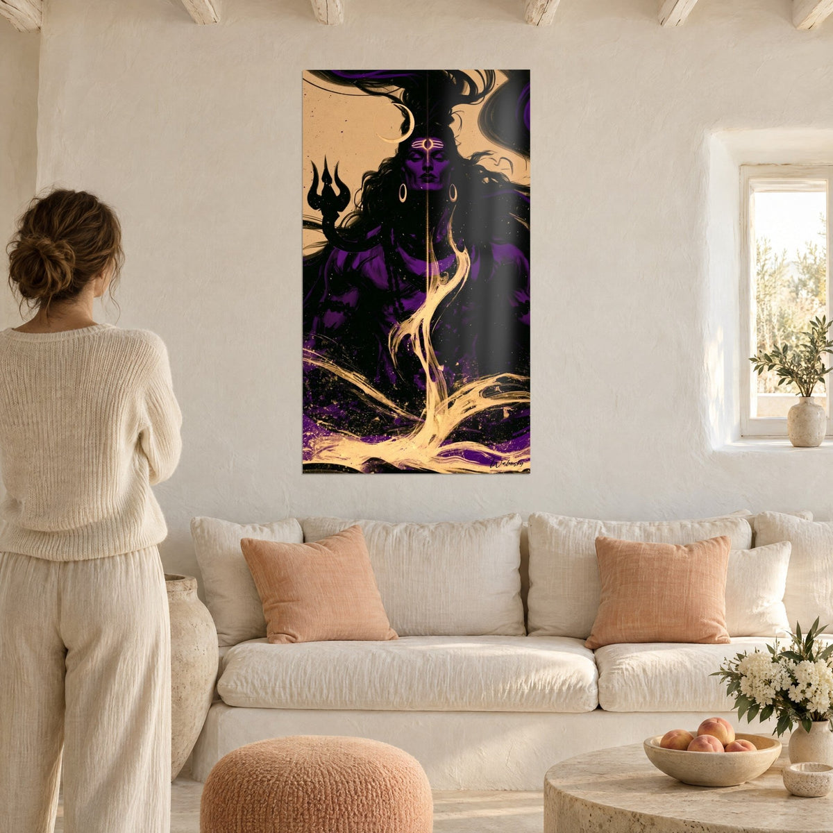 Cuadro de una deidad de rostro violeta y tridente negro, ola de espuma marfil, sobre un sofá en un salón luminoso
