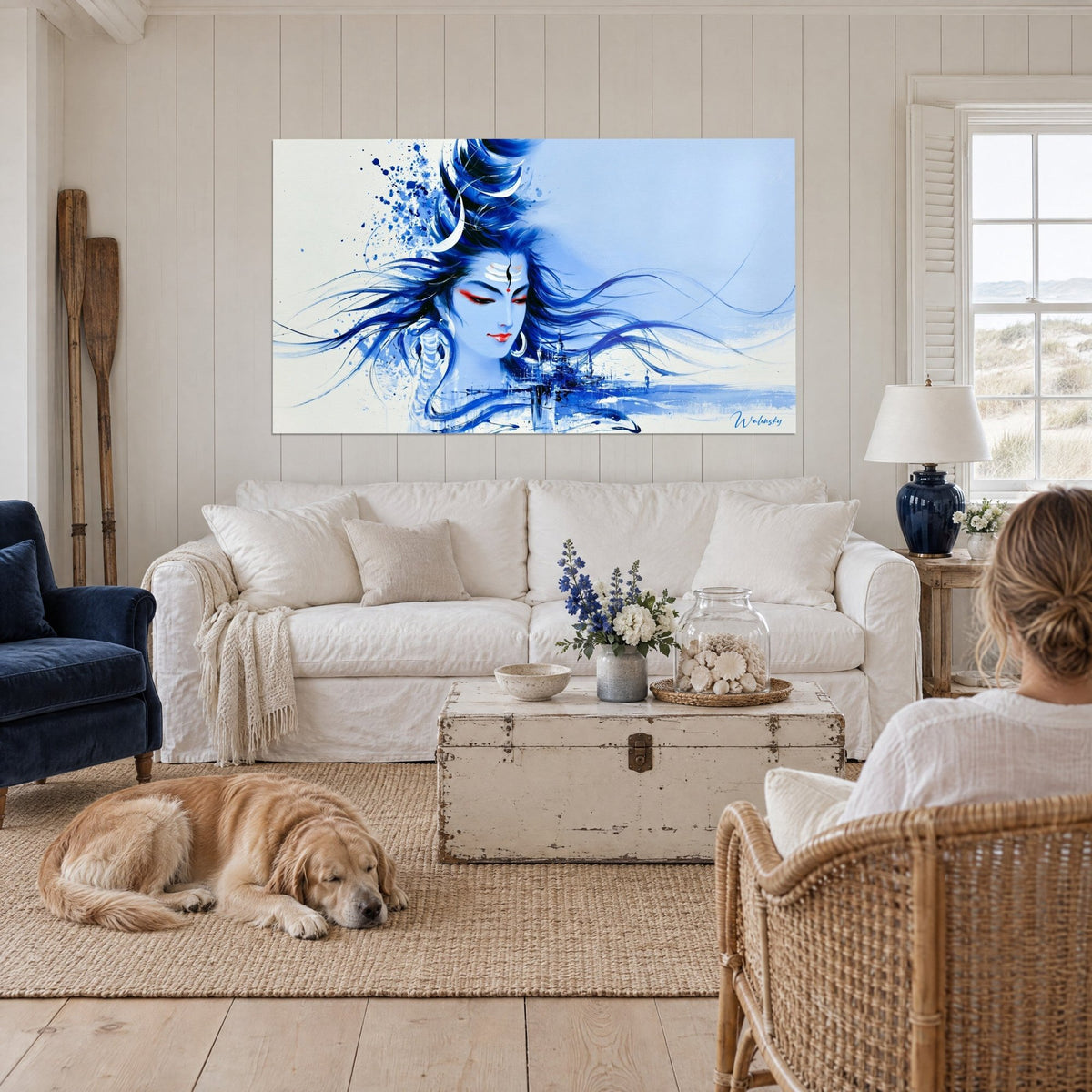 Gemälde Shiva mit blauem Gesicht und indigofarbenen Strähnen auf elfenbeinfarbenem Grund, liegender Retriever, über einem Sofa in einem hellen Wohnzimmer