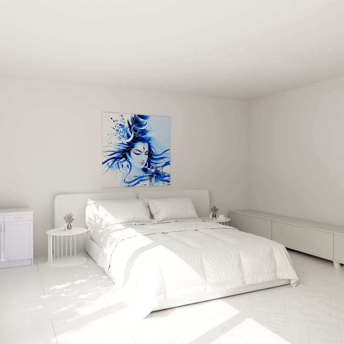 Shiva méditatif aux mèches bleu marine et touches rouges, au-dessus d'un lit dans une chambre claire