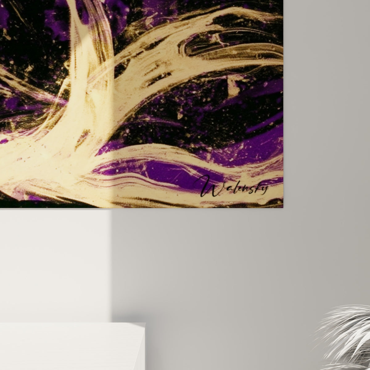 Détail du flot doré coulant sur fond beige sable, empâtements et coulures de peinture violette