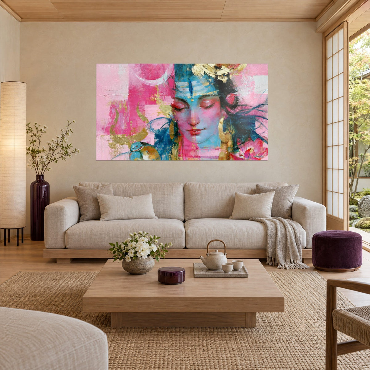 Quadro volto rosa e blu con palpebre chiuse, mezzaluna bianco latteo e foglie d'oro, sopra un divano in un soggiorno luminoso