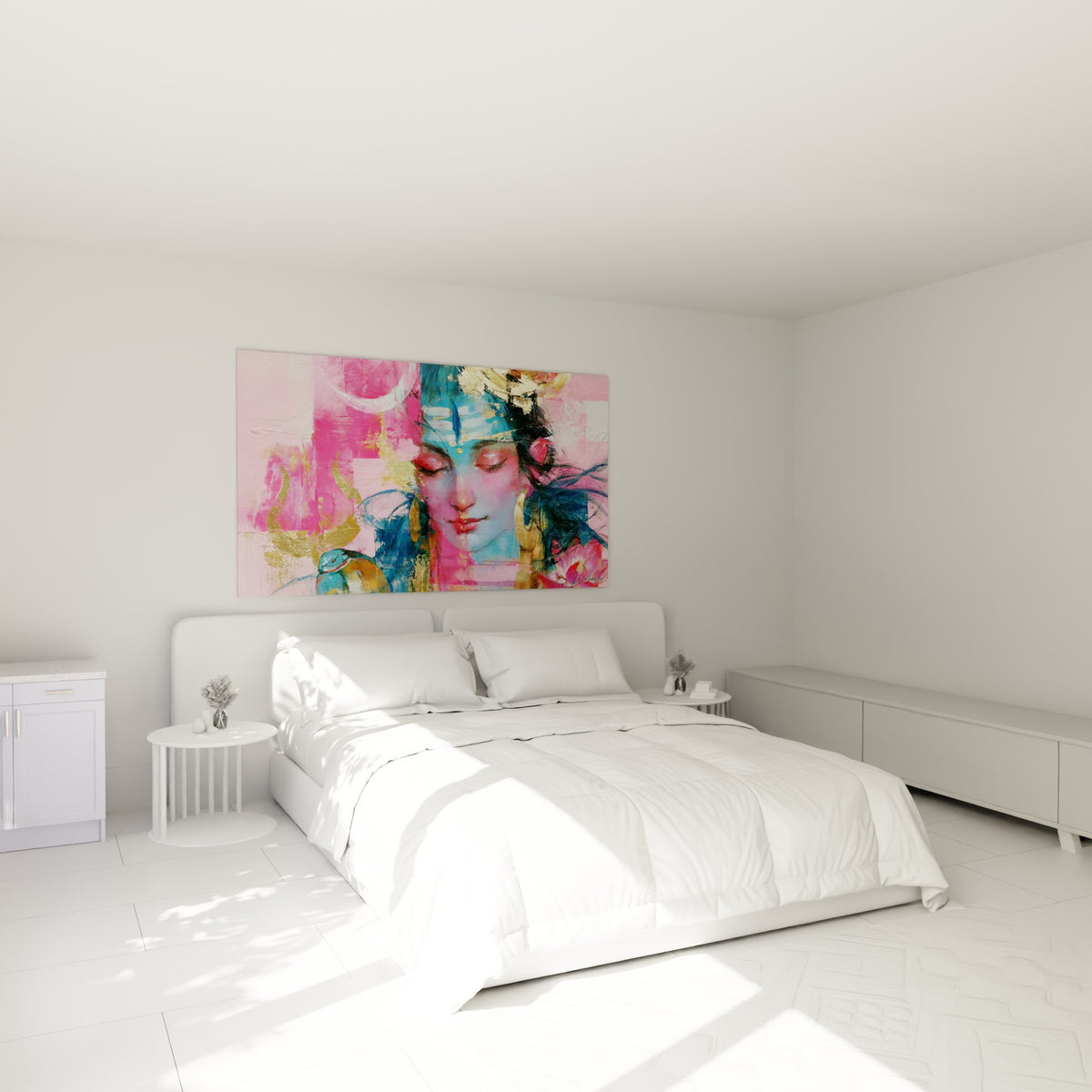 Visage serein de Shiva en rose et or, au-dessus d'un lit dans une chambre claire