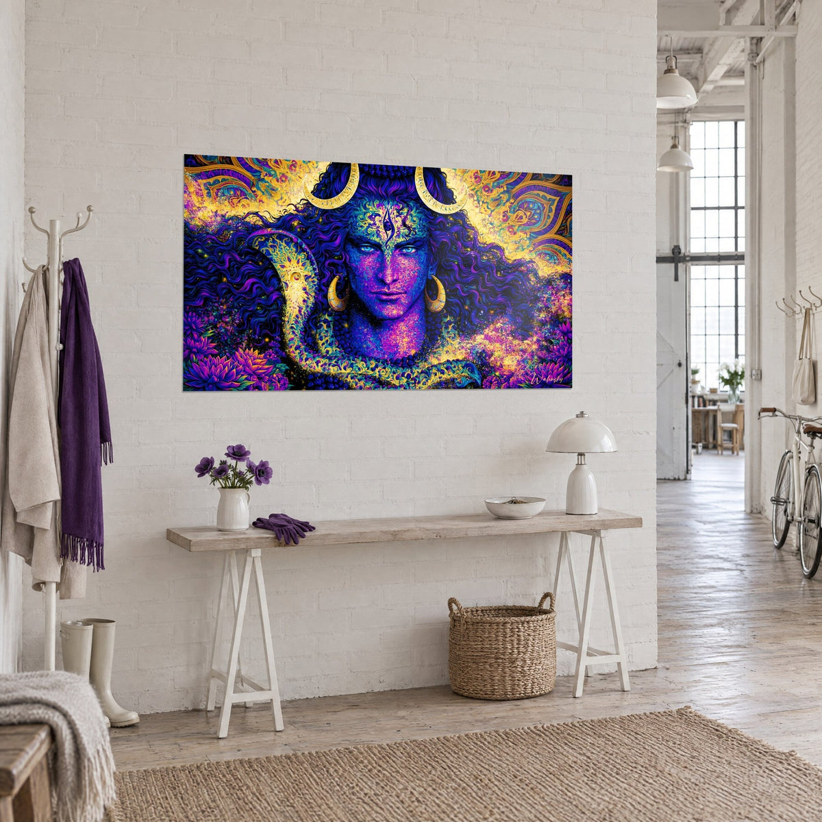 Tableau visage mystique troisième œil, bijoux d'or et mandalas jaunes sur fond bleu nuit, sur un mur blanc de loft d'artiste