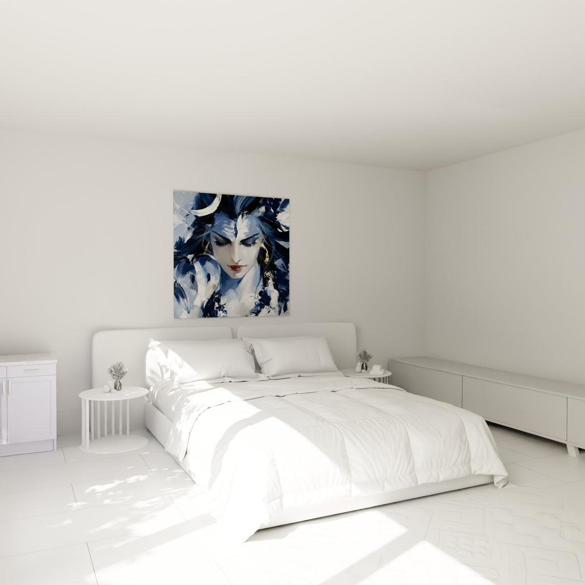 Divinité méditative en bleu marine et blanc, tableau Shiva au-dessus d'un lit dans une chambre claire