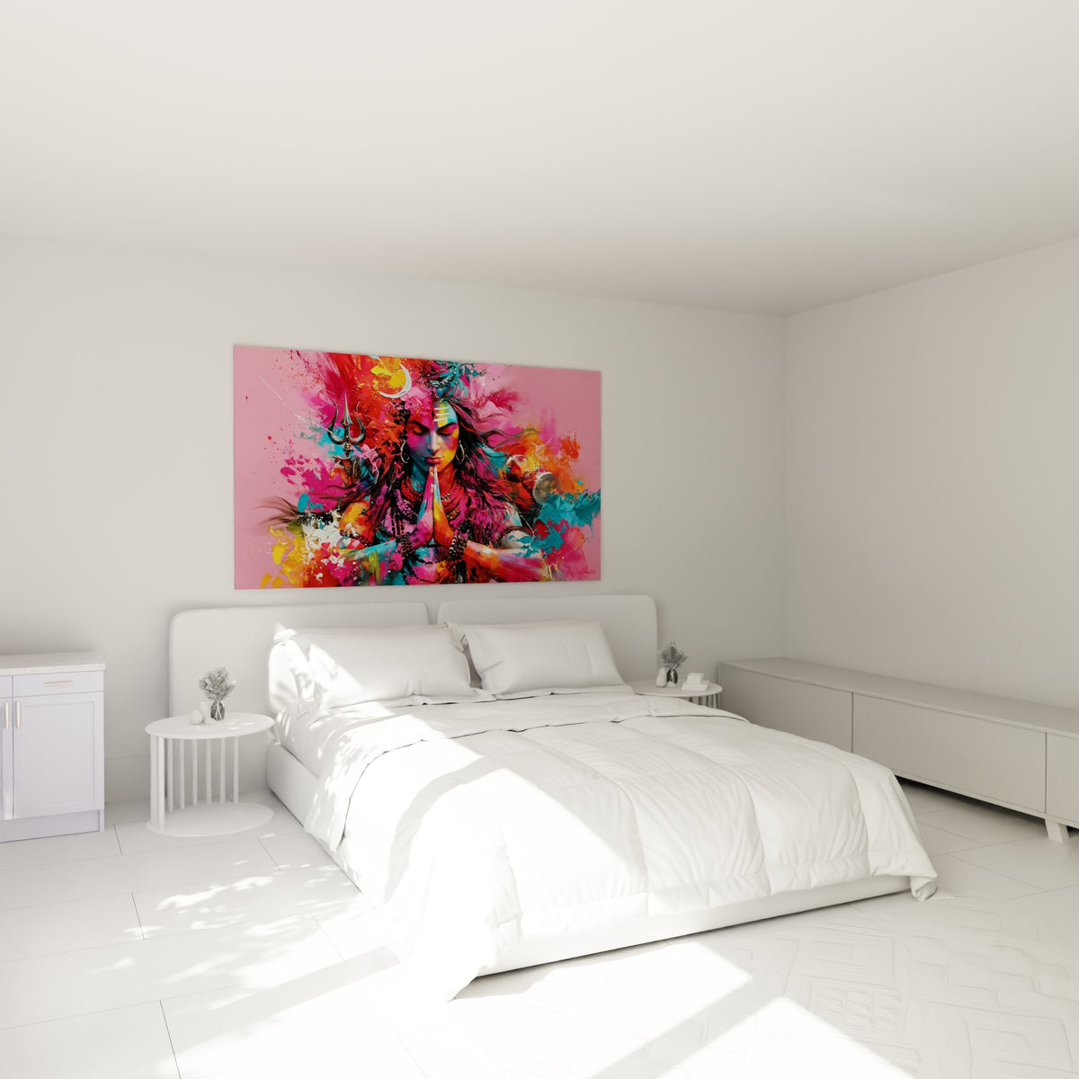 Shiva en prière, tons roses et turquoise, trident argenté visible, accroché au-dessus d'un lit dans une chambre claire
