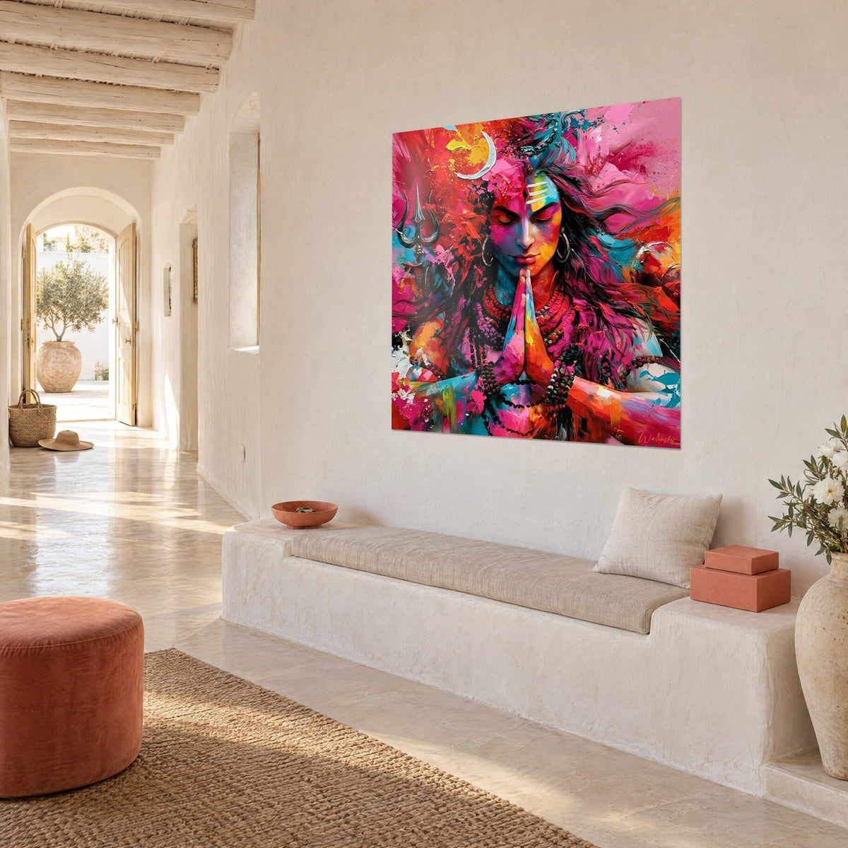 Tableau Shiva méditatif aux yeux clos, cheveux fuchsia, trident sombre et touches orange, mur blanc crépi d'une maison méditerranéenne