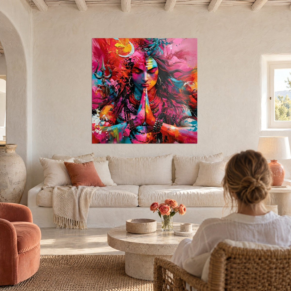 Tableau divinité aux mains jointes en prière, visage rose et turquoise, croissant argenté, au-dessus d'un canapé dans un salon lumineux