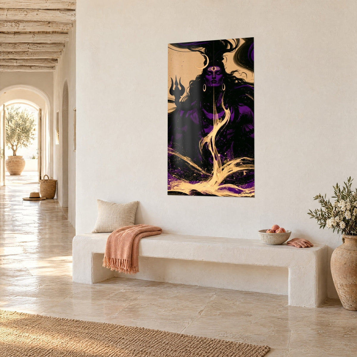 Cuadro de Shiva meditativo, tercer ojo dorado y media luna, fondo arena y violeta, en una pared blanca de entrada