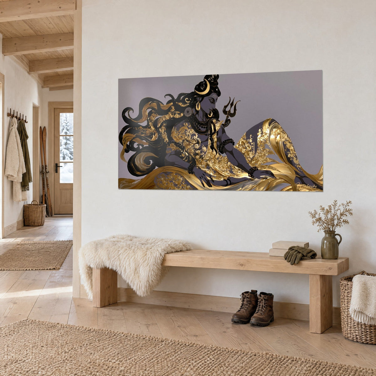 Tableau Shiva allongé aux colliers de perles noires, drapé d'or feuillé sur fond gris mauve, banc en bois d'entrée chalet