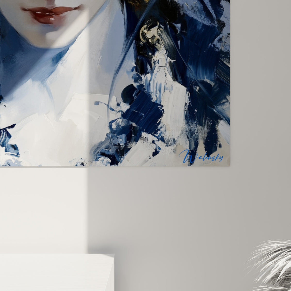 Empâtements bleu marine et blanc sur le tableau Shiva, grain de peinture et éclat doré de la boucle d'oreille