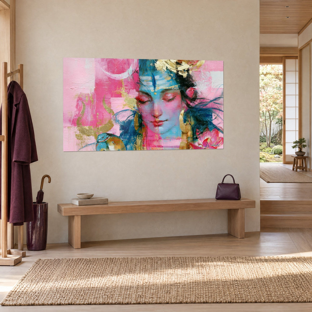 Quadro ritratto di Shiva con fronte turchese, capelli blu notte in movimento e sfondo rosa cipria, di tre quarti nell'ingresso