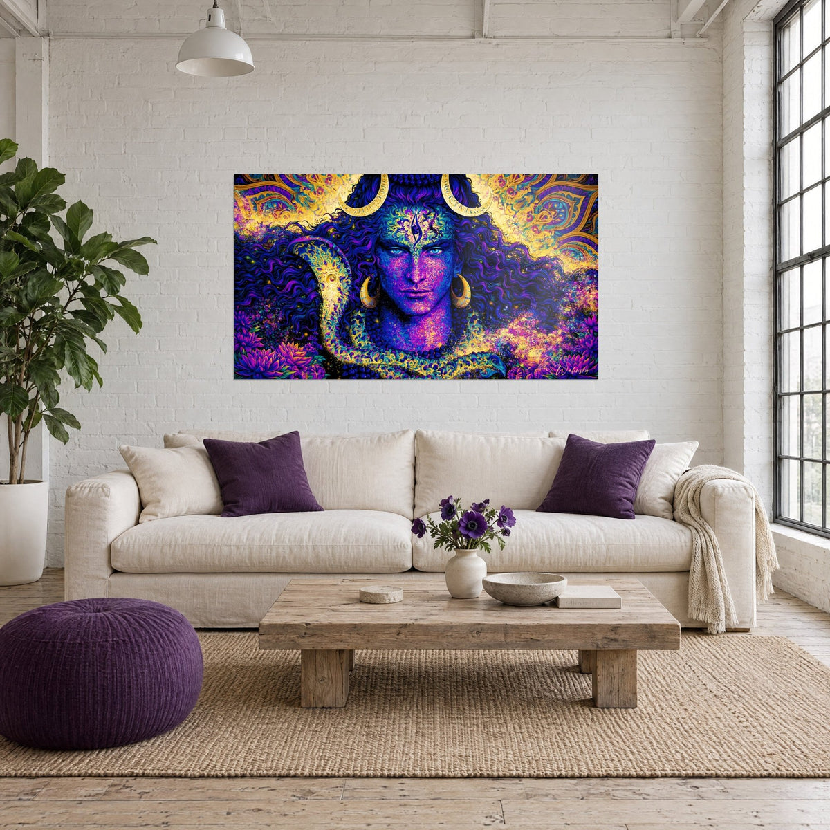 Tableau divinité à la peau indigo et aux cornes dorées, chevelure violette ondulée, au-dessus d'un canapé dans un salon lumineux
