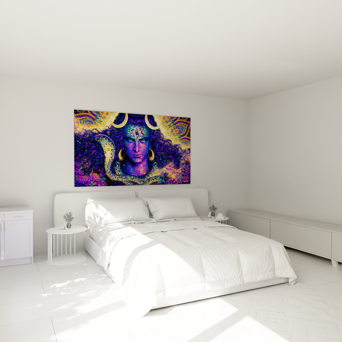 Shiva paré d'or et de violet, troisième œil visible, accroché au-dessus d'un lit dans une chambre claire