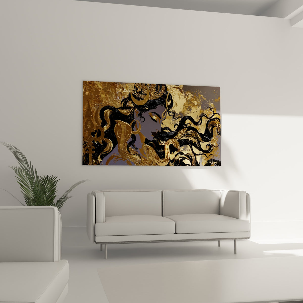 Portrait de Shiva doré et noir, cobra enroulé, trident visible, au-dessus d'un canapé dans un salon lumineux