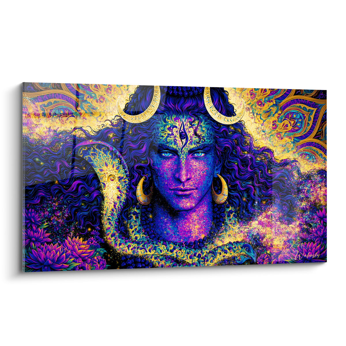 Shiva au visage bleu et violet, cornes dorées, regard bleu perçant sur fond de mandala doré