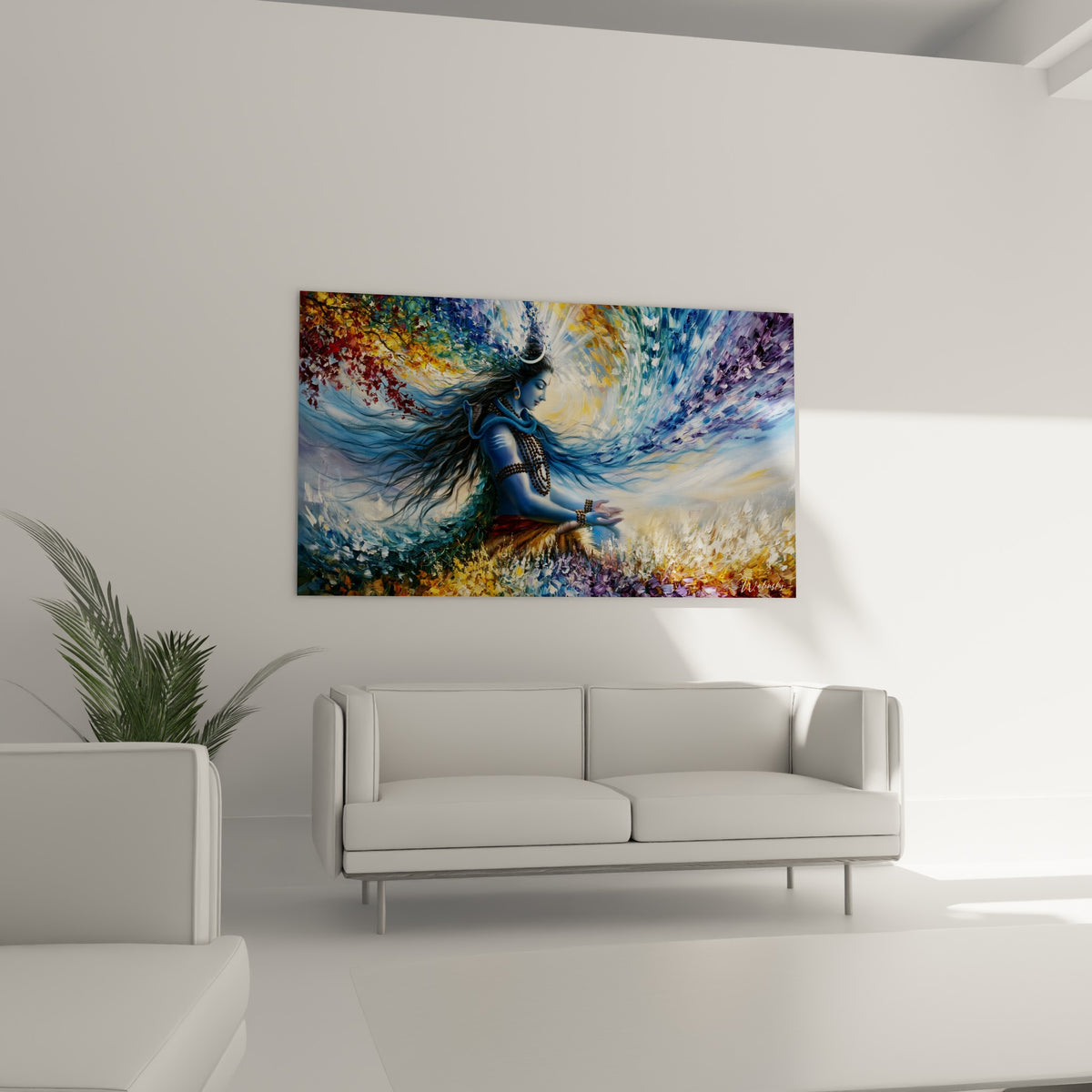 Figure méditative bleu marine entourée de nuances dorées et violettes, au-dessus d'un canapé dans un salon lumineux.